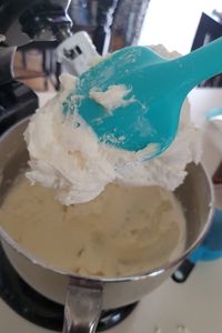 Easy Buttercream Frosting ANY Mom Can Make | FAB Party Planning Mom