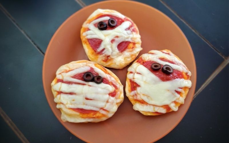 Mummy Pizzas - Simple Halloween Recipe Kids Love | FAB Party Planning Mom